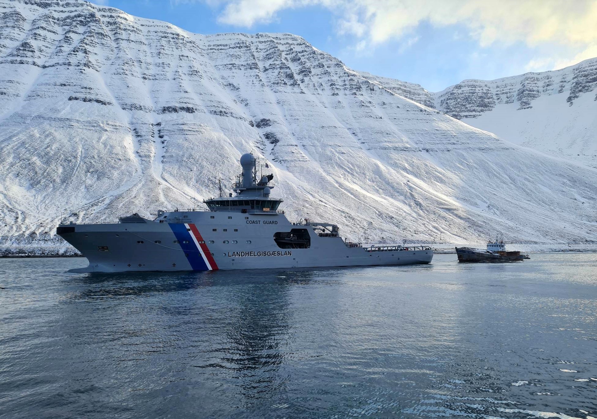 Varðskipið Þór dregur Maríu Júlíu frá höfn á Ísafirði.