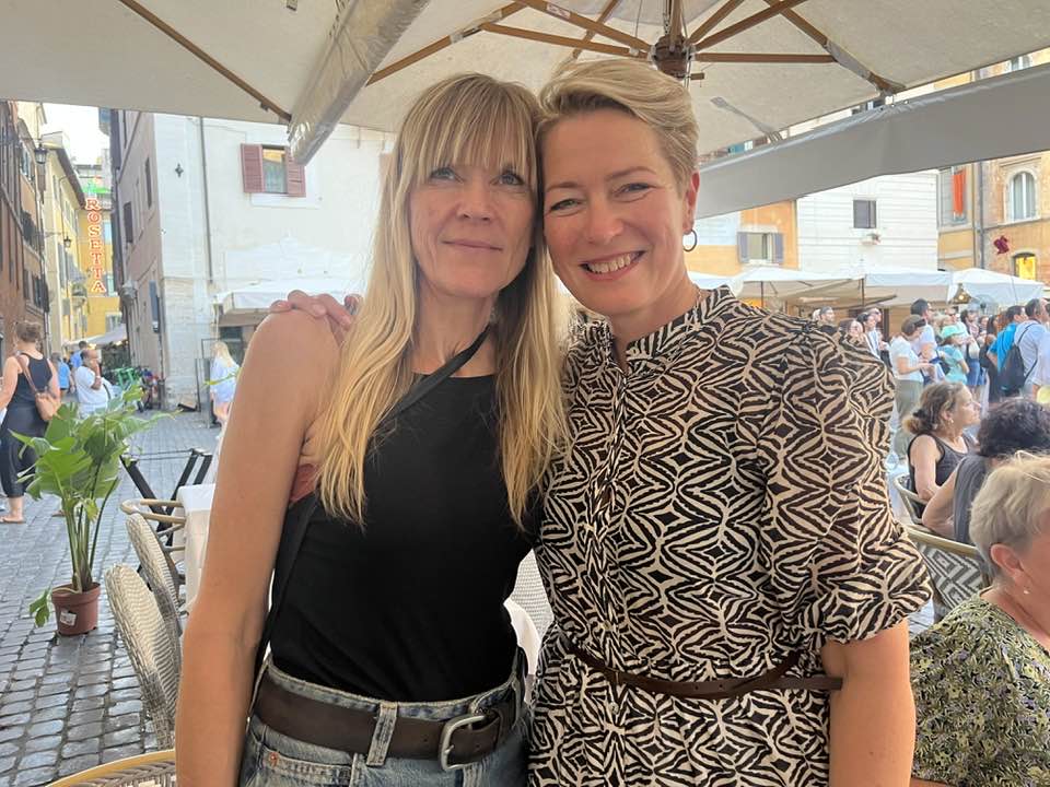 Sigga með Þórunni vinkonu sinni undir sólhlíf á Pantheon-torginu í Róm.