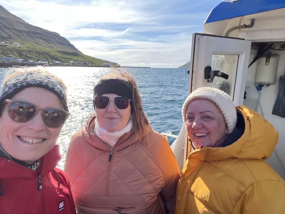 Sigríður, Halldóra og Lilja á siglingu að kvöldi sjómannadags.