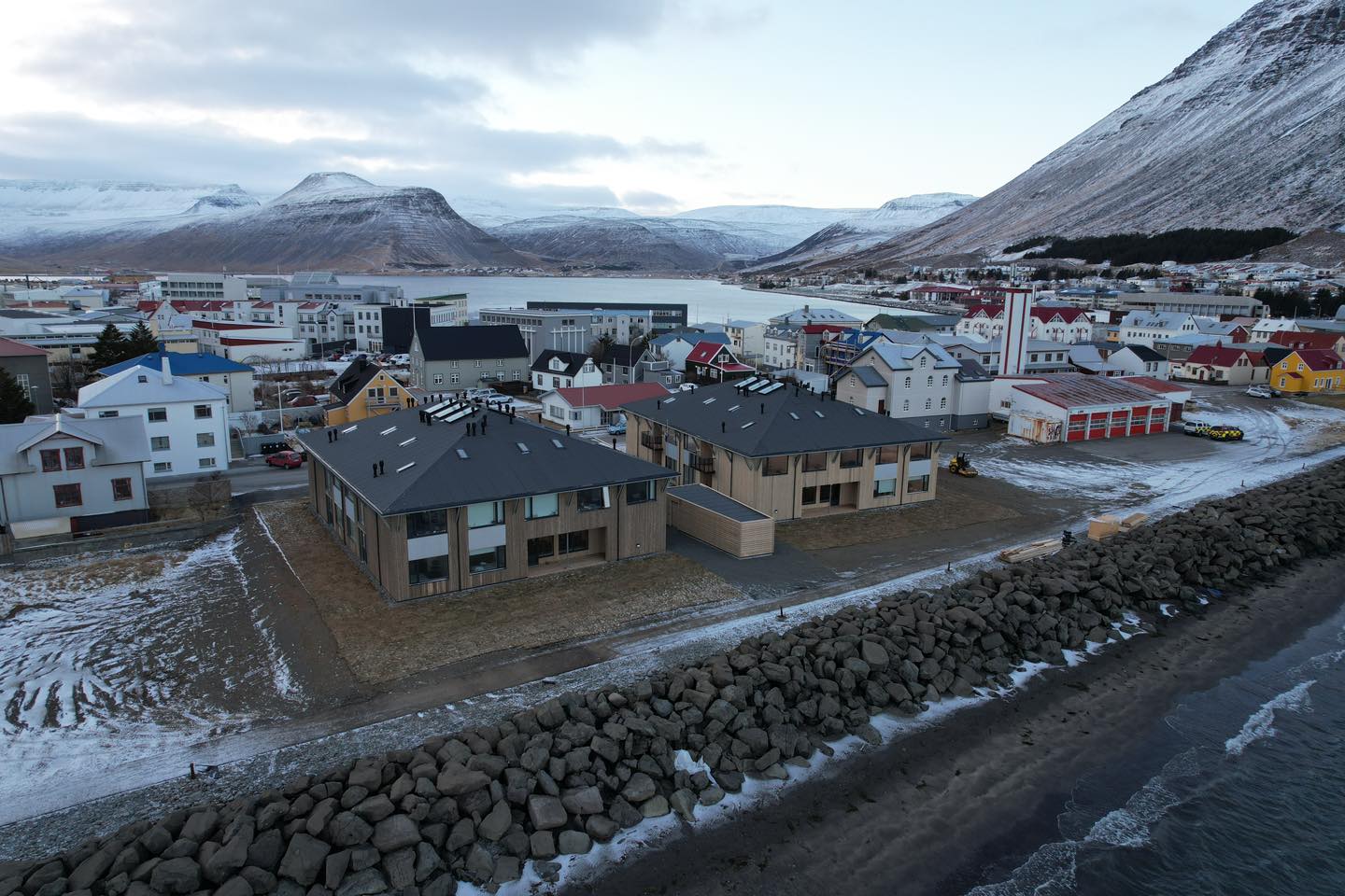 Loftmynd af nýjum stúdentagörðum við Fjarðarstræti á Ísafirði.