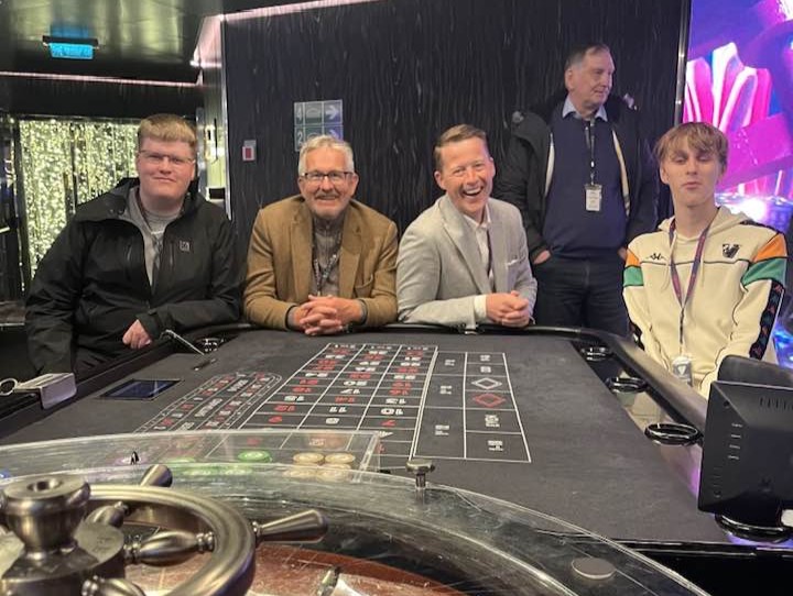 Gestir frá Ísafjarðarbæ um borð í Scarlet Lady. Þeir sitja við rúllettuborð í spilavíti skipsins.