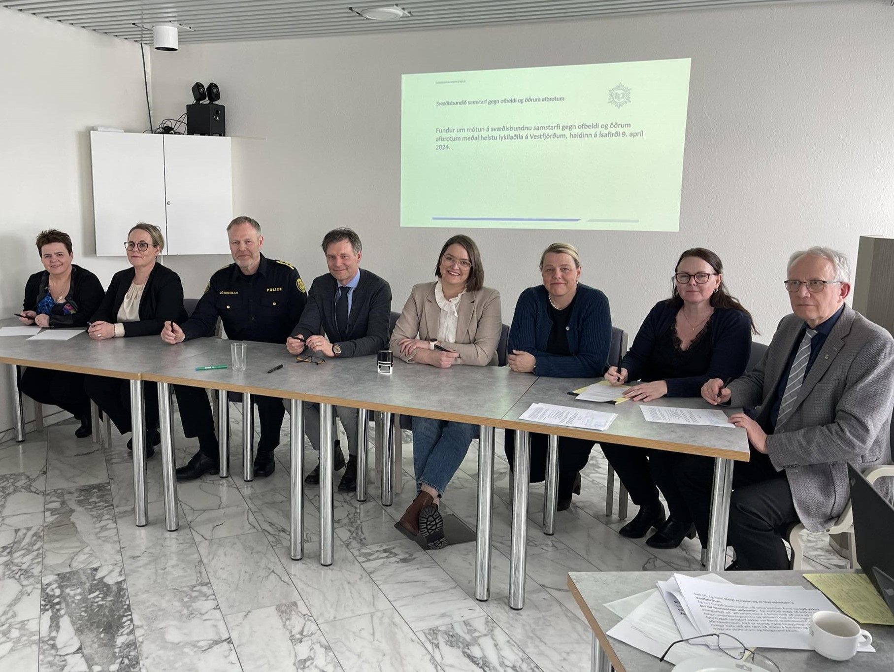 Forsvarsfólk lögreglu, sveitarfélaga, Vestfjarðastofu og Menntaskólans á Ísafirði sitja við borð í fundarsal á fjórðu hæð Stjórnsýsluhússins á Ísafirði og undirrita viljayfirlýsingu.