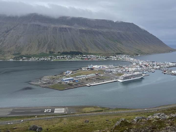 Skutulsfjarðareyri séð úr Naustahvilft. Það er skýjað og kyrrt veður.