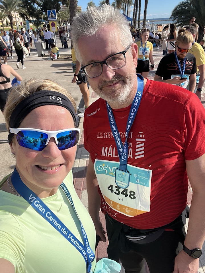 Sjálfa af Siggu og Dúa komin í mark í maraþoninu.