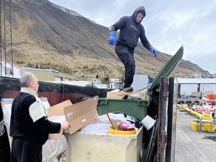 Gámabíllinn á Suðureyri.