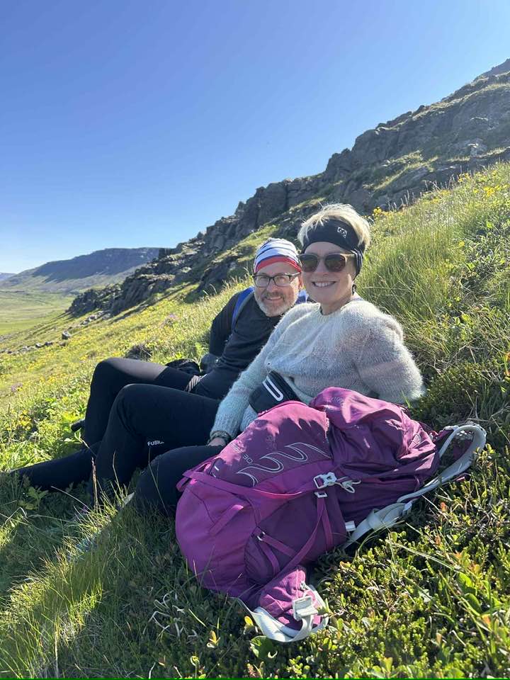 Sigga og Dúi í fjallshlíð.