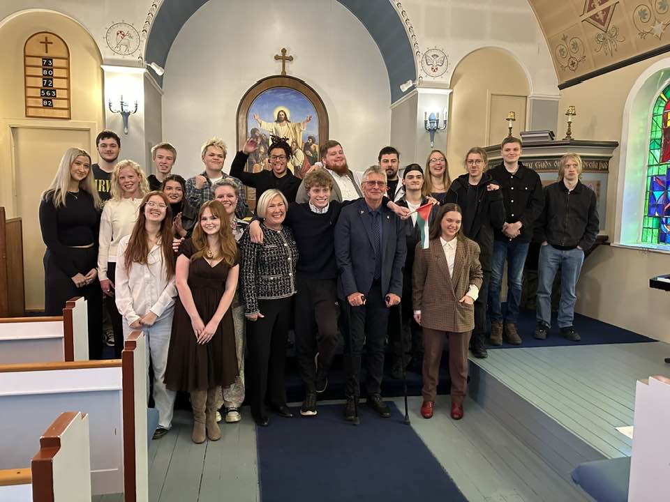 Hópmynd við setningu Lýðskólans í kirkjunni á Flateyri.