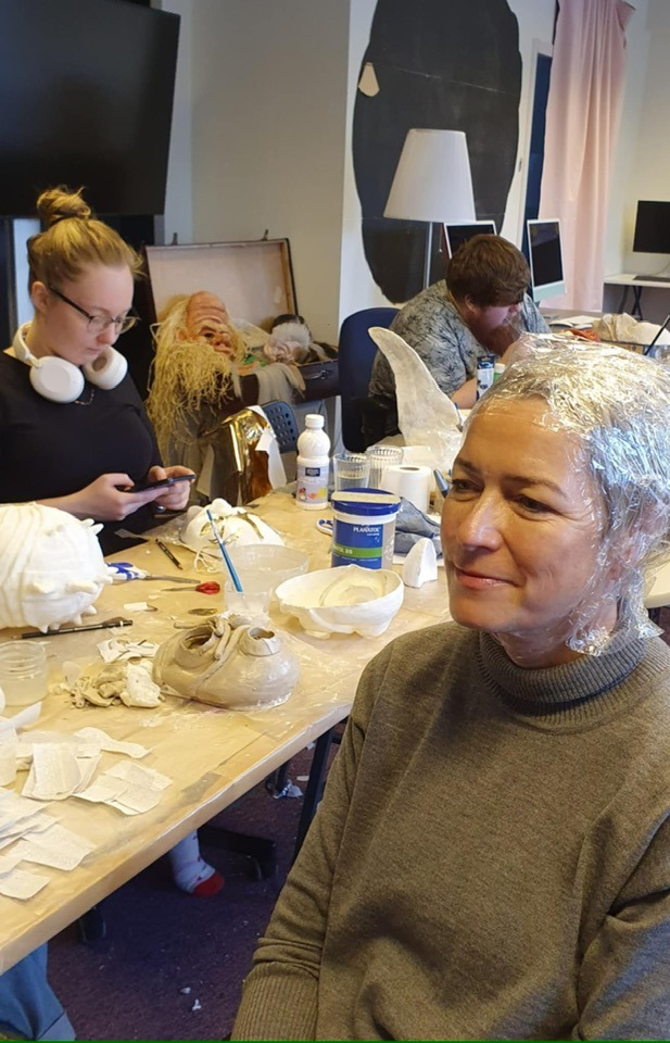 Sigga, þakin vaselíni, með plast utan um hárið.