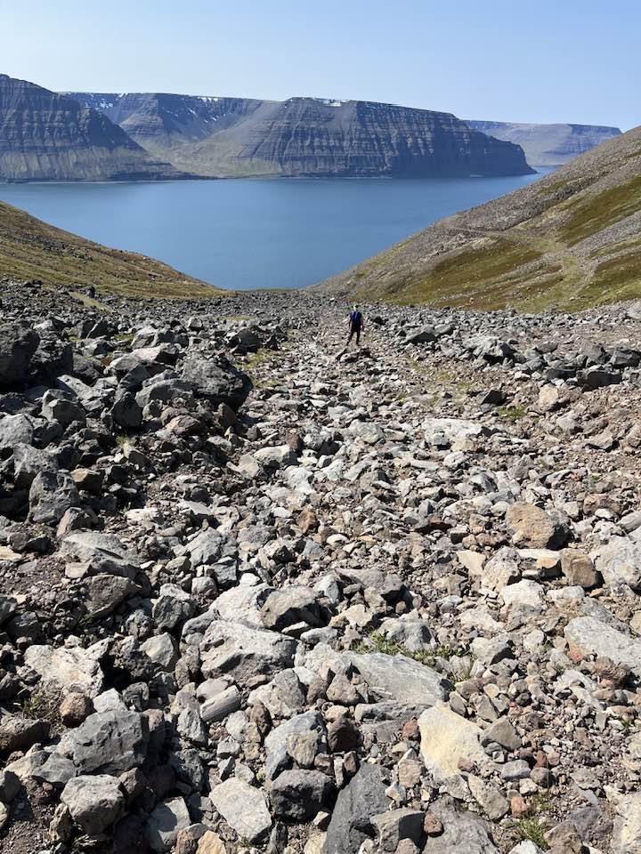 Á leið niður Klofningsdalinn, niður í Önundarfjörð, þarna erum við í farvegi aurskriðu sem féll nýverið, í fyrra eða árið þar áður....