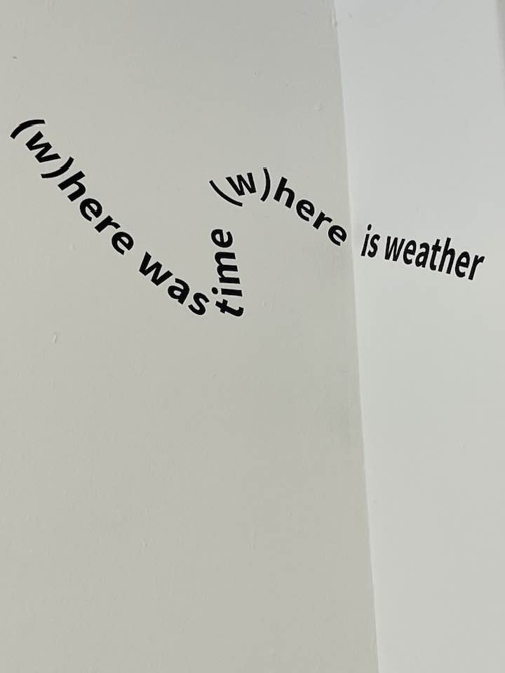 Frá myndlistarsýningu í gallerý Úthverfu.