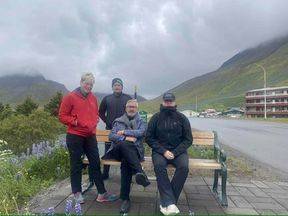 Á minningarbekk í Bolungarvík.