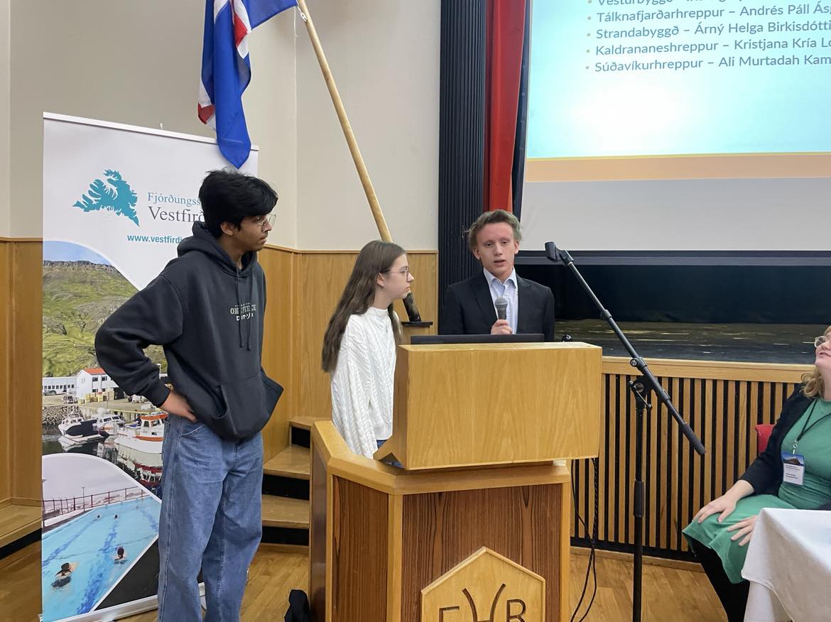 Þrjú ungmenni úr ungmennaráði í pontu á fjórðungsþingi.