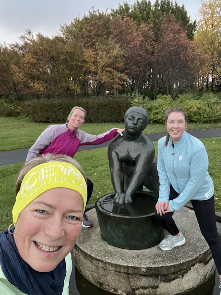 Sigga, Steinunn Guðný bæjarfulltrúi og Bryndís Ósk bæjarritari við styttu í Ásmundargarði.