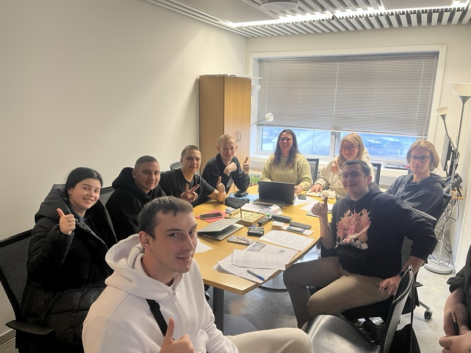 Nýir íbúar frá Úkraínu í fundarherbergi á velferðarsviði Ísafjarðarbæjar.