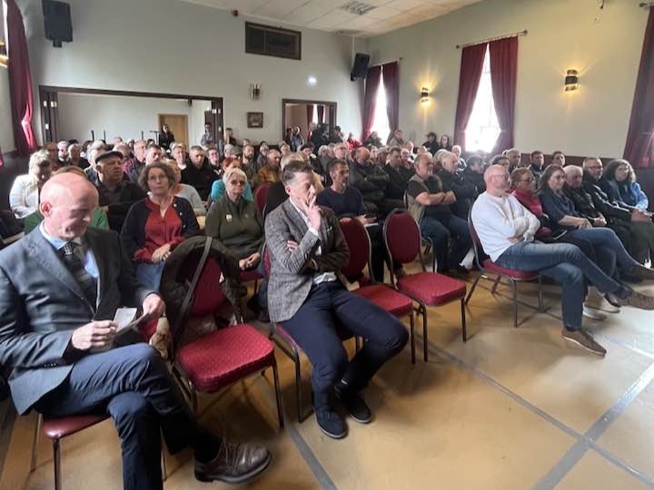 Gestir á íbúafundi í félagsheimilinu á Þingeyri.