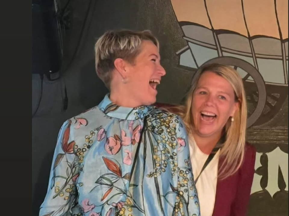 Sigga og Arna Lára hlæjandi saman á Vagninum.