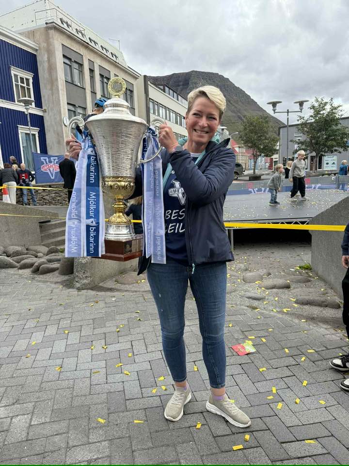 Sigríður Júlía með bikarinn á Silfurtorgi.