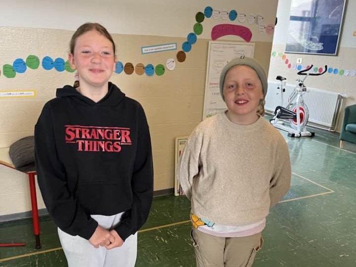 Tvær stúlkur í Grunnskóla Önundarfjarðar.