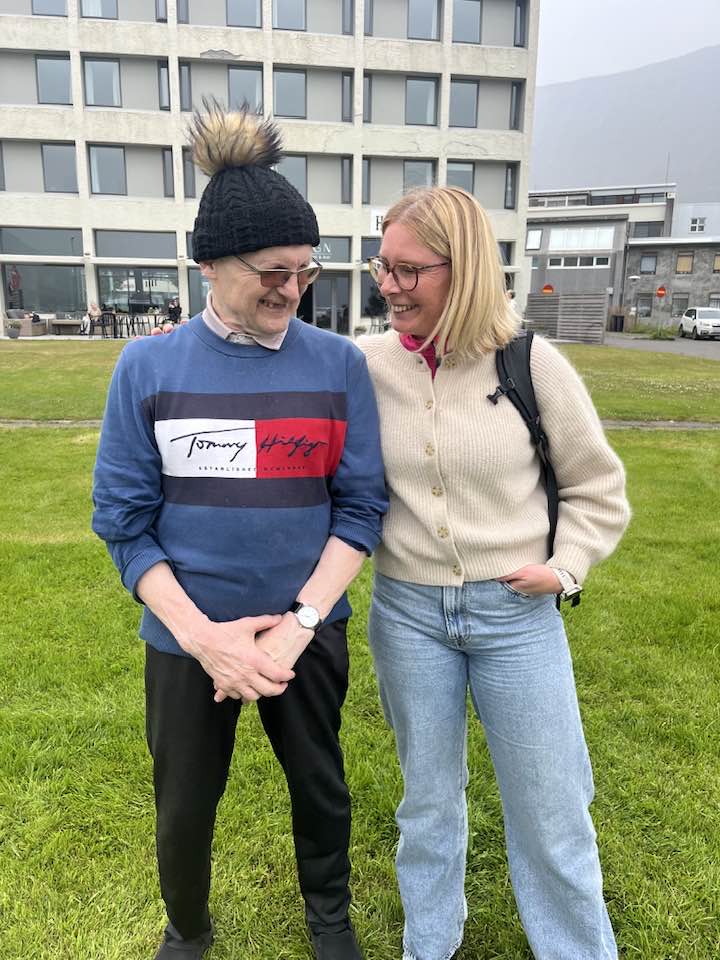 Hjalti og Hafdís að bíða í markinu eftir þátttakendum í Óshlíðarhlaupinu.