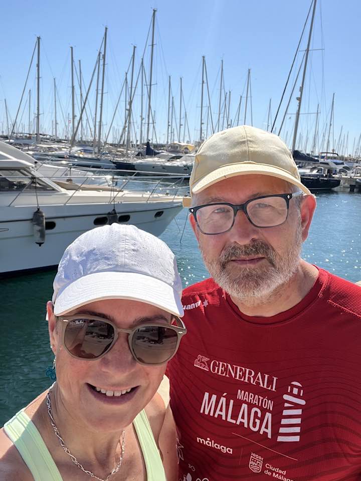 Sigga og Dúi við skútuhöfn á Spáni.