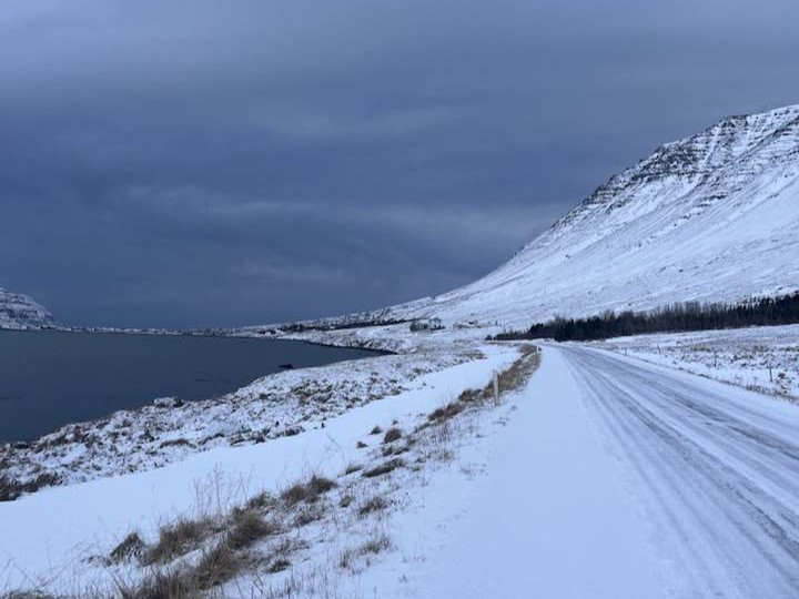 Hvilftarströnd í Önundarfirði snævi þakin.
