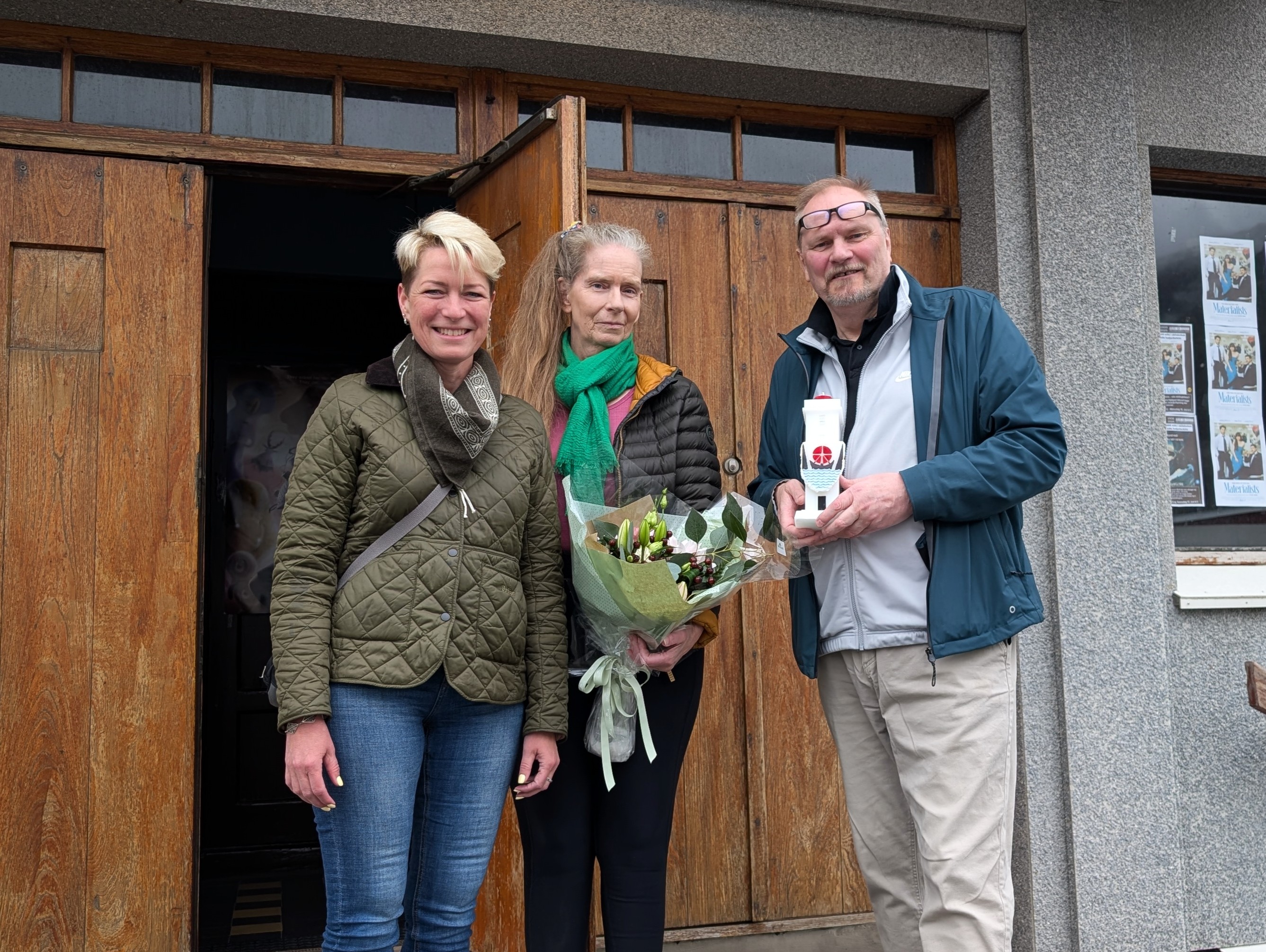 Sigríður Júlía, Gróa og Dúi á tröppunum fyrir utan Ísafjarðarbíó.