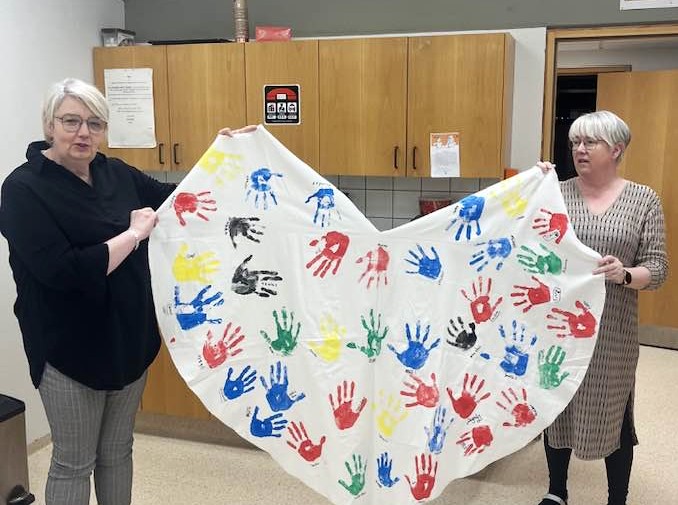 Ása og Bryndís í Grunnskólanum á Suðureyri með hjartað góða.