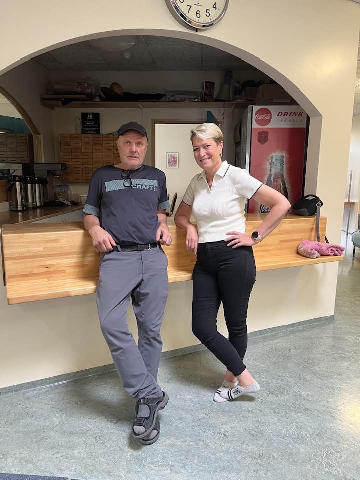 Grétar Helgason og Sigga í anddyri íþróttahússins á Torfnesi, við afgreiðsluna.