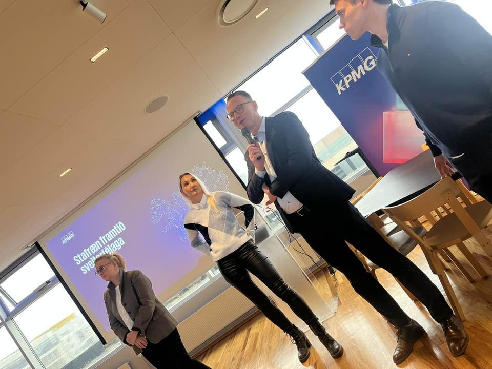 Starfsfólk KPMG að kynna fyrirtækið í fundarsal.