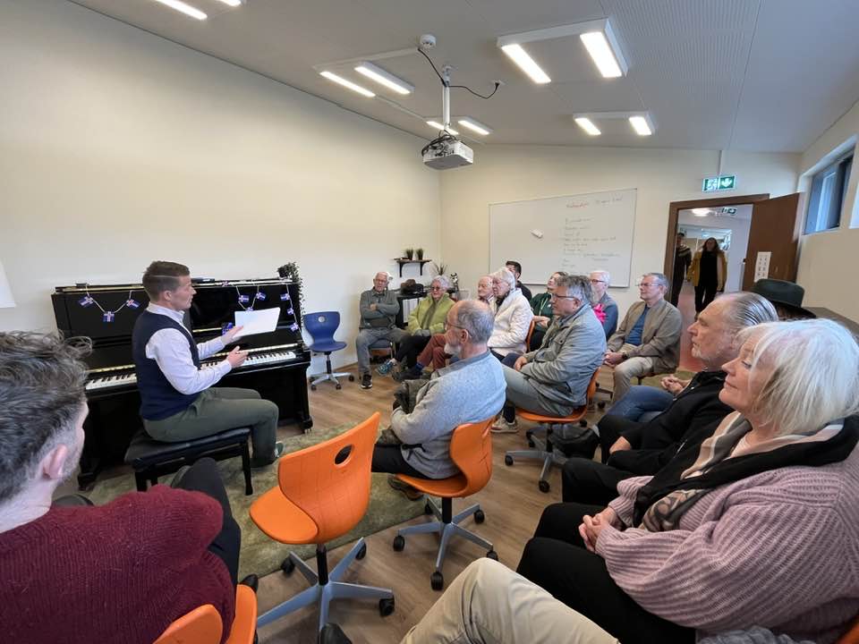 Gylfi Ólafsson með jazztónleika í Grunnskóla Suðureyrar.