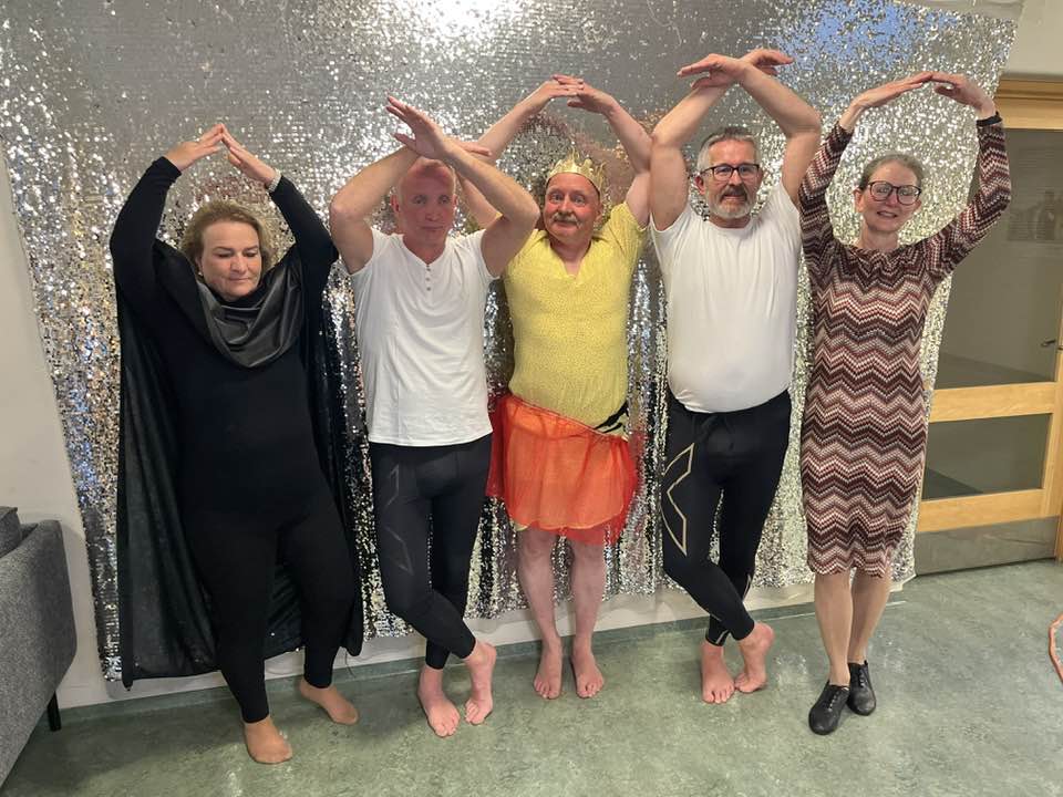 Fulltrúar 40 ára stúdenta sem endurfluttu túlkun sína á „Drekavatninu“.