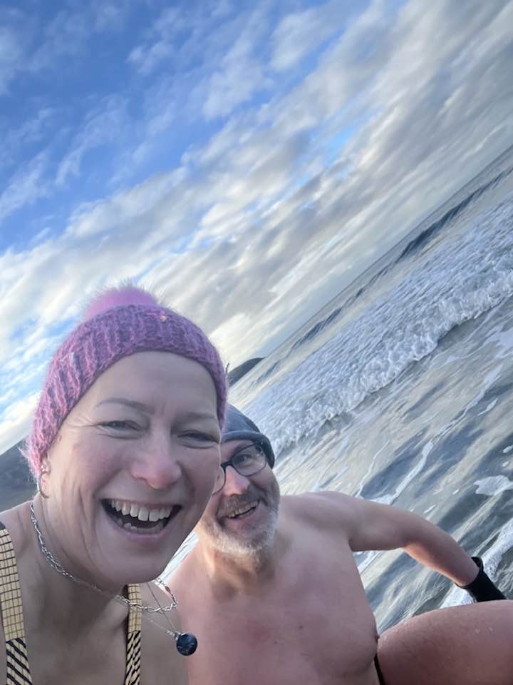 Sjálfa af Siggu og Dúa að vaða út í sjóinn.