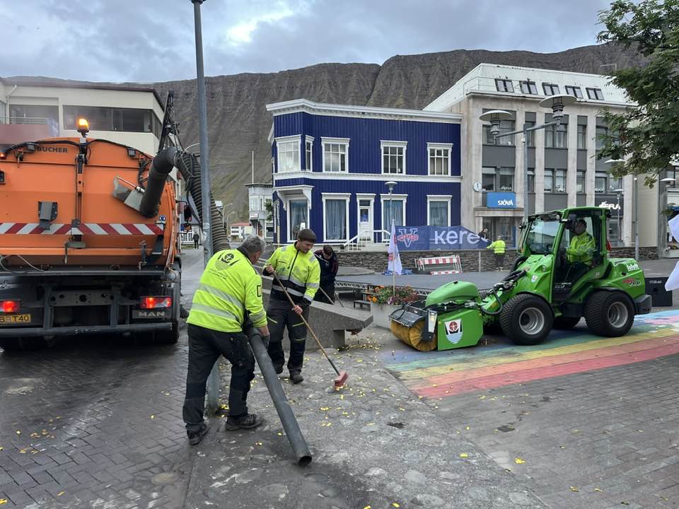 Starfsmenn áhaldahússins sópa upp rusli og ganga frá á Silfurtorgi að hátíð lokinni.
