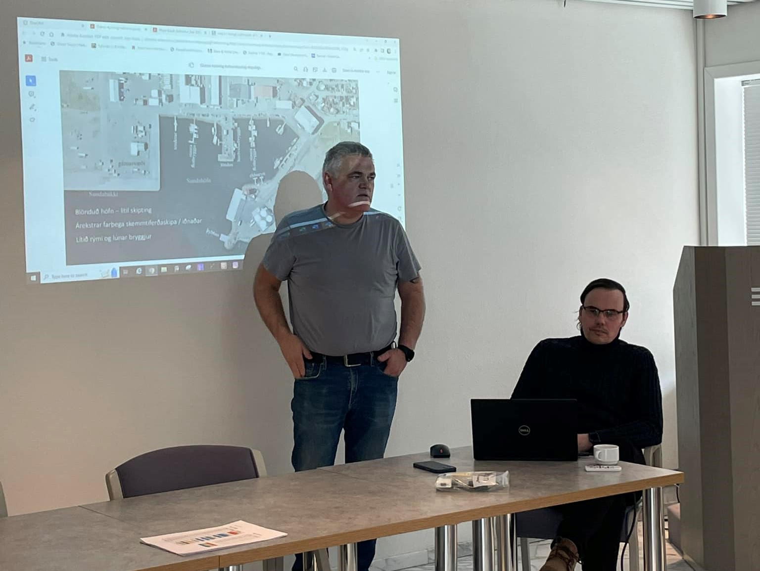 Hilmar hafnarstjóri og Axel, sviðsstjóri umhverfis- og eignasviðs, kynna tillögur að nýju skipulagi fyrir Sundabakka.