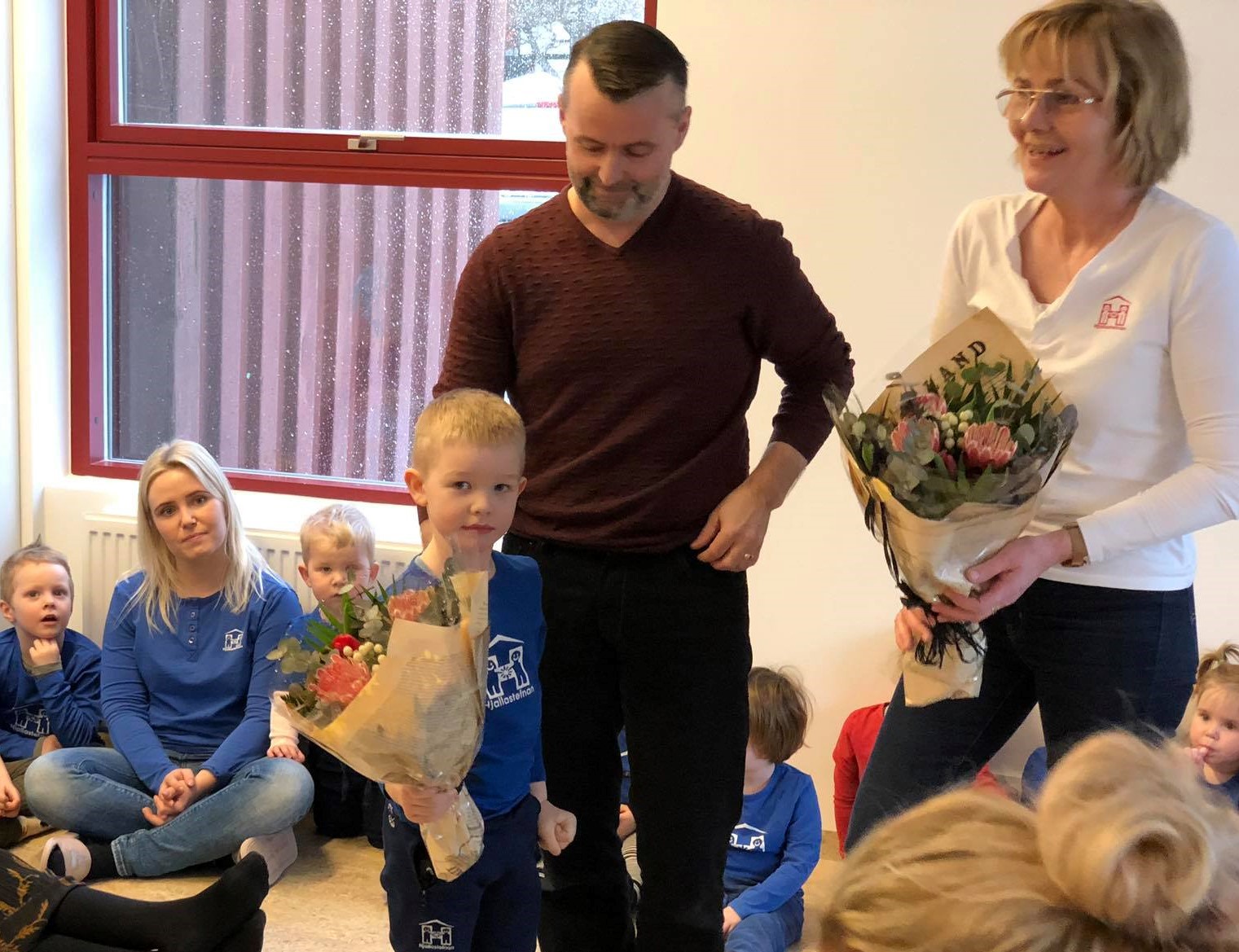 Barnabarn Magnúsar Jónssonar, framkvæmdastjóra Gömlu spýtunnar, tekur við blómvendi fyrir hönd afa síns.