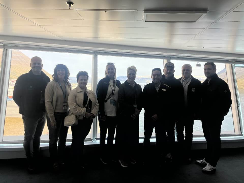 Hópurinn sem fór til fundar um borð ásamt Sandi almanntengli og skipstjóranum.