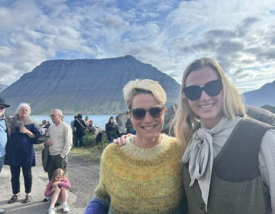 Sigga Júlla og Ásthildur, bæjarstjóri Akureyrar, á Flateyri.