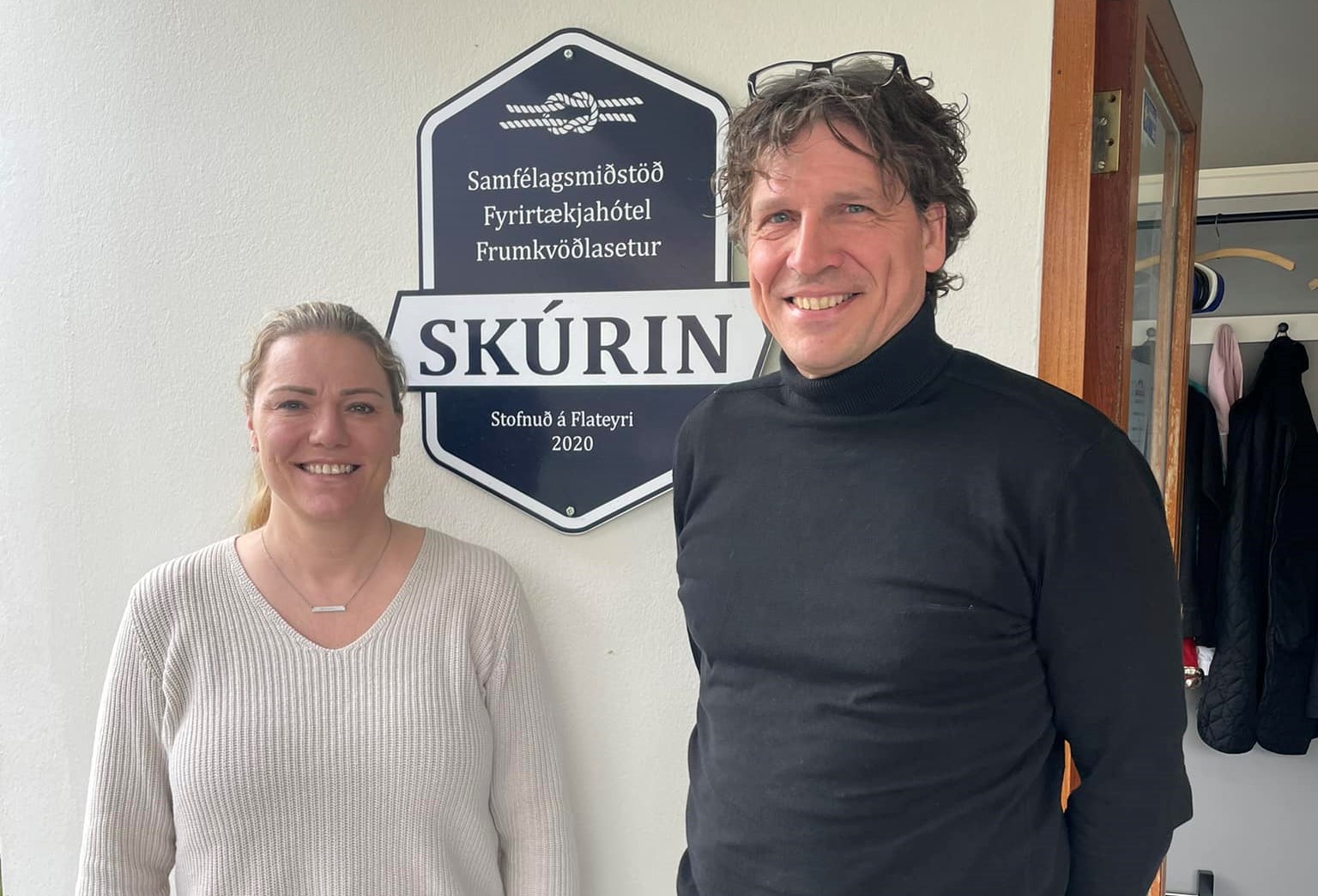 Hrönn Garðarsdóttir, nýr verkefnastjóri á Flateyri, og Hjörleifur Finnsson, fráfarandi verkefnastjóri.