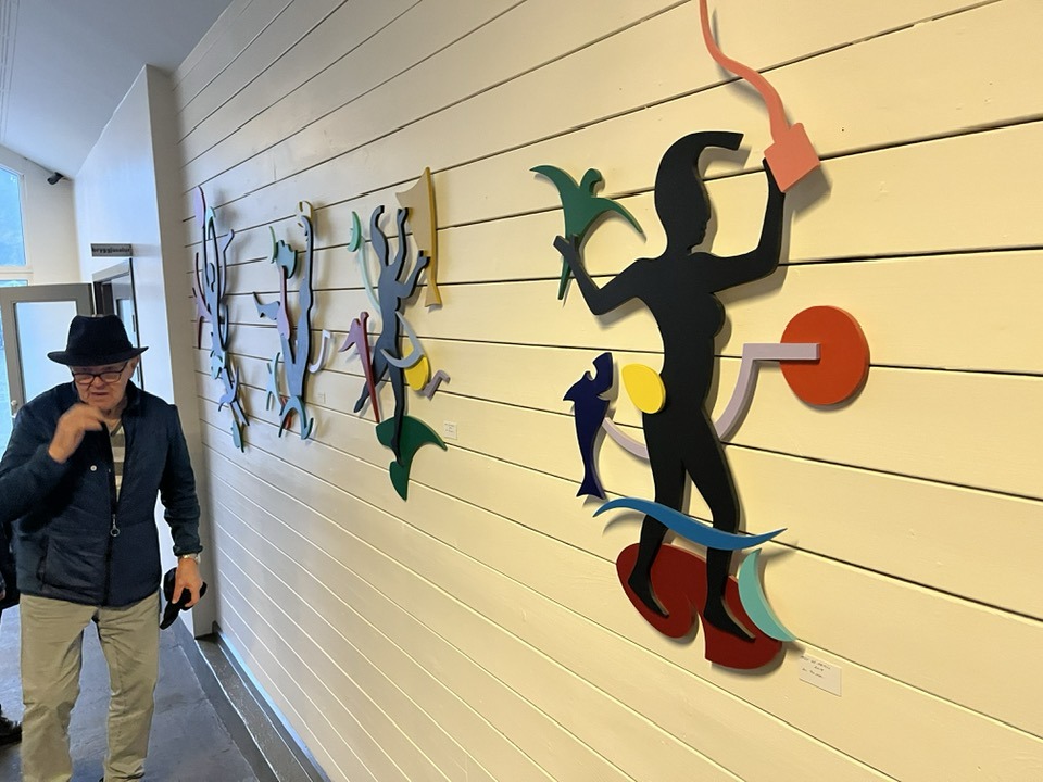 Skúlptúrar Péturs til sýnis í Slunkaríki, á gangi Edinborgarhússins.