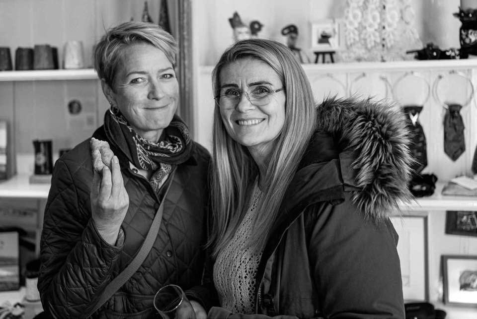 Sigga með kleinu í hönd, ásamt Karen vinkonu sinni, í Litlu Netagerðinni.