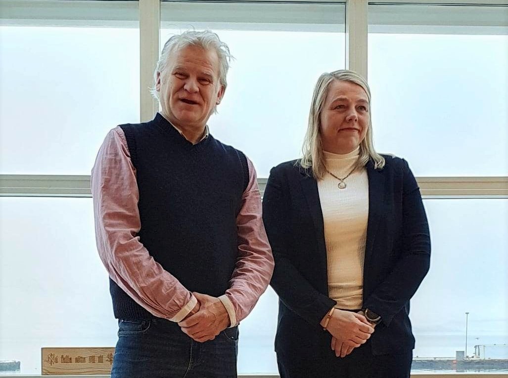 Elfar Logi og Arna Lára við undirritun samningsins.