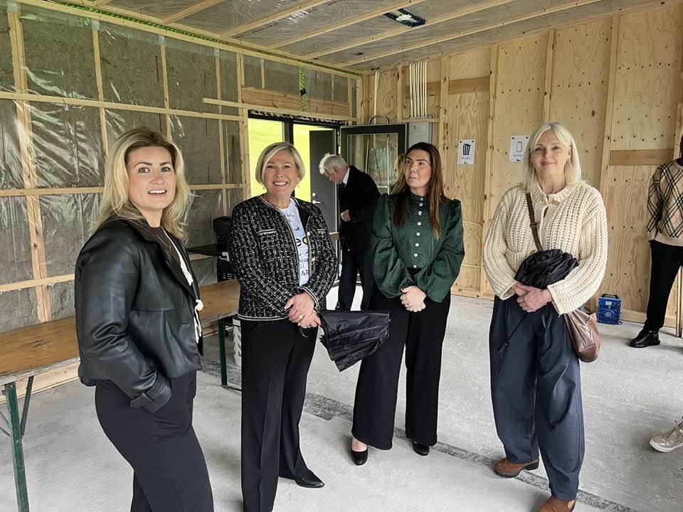 Dagný Finnbjörnsdóttir, íþrótta- og æskulýðsfulltrúi Ísafjarðarbæjar, Halla Tómasdóttir forseti, Tinna Hrund Hlynsdóttir, í stjórn barna- og unglingaráðs Vestra og Guðfinna Hreiðarsdóttir, formaður stjórnar Vestra, í nýju sjoppunni við Torfnesvöll.