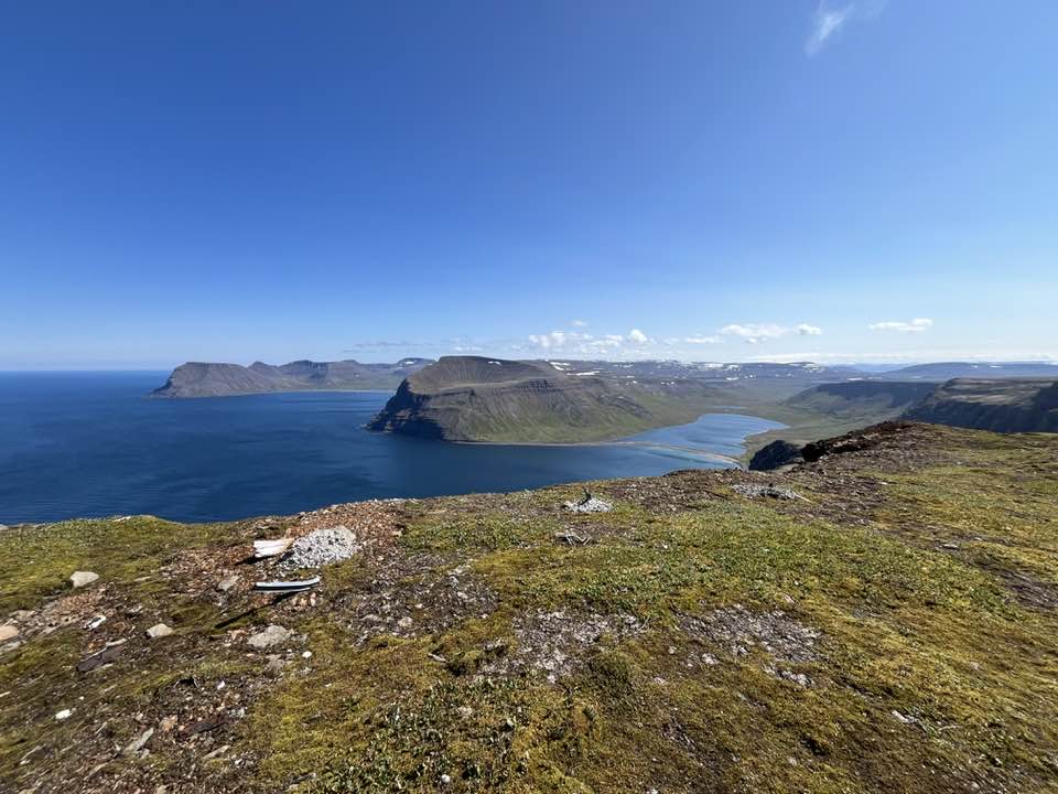 Útsýni af Straumnesfjalli ofan í Rekavík bak Látur.