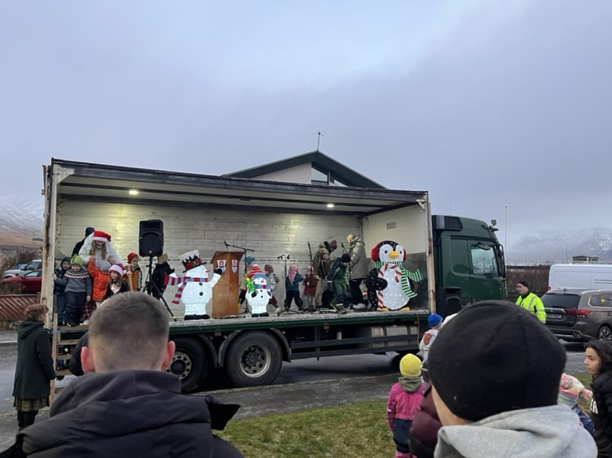 Skólabörn á Flateyri að stilla sér upp í sviðsbílnum.