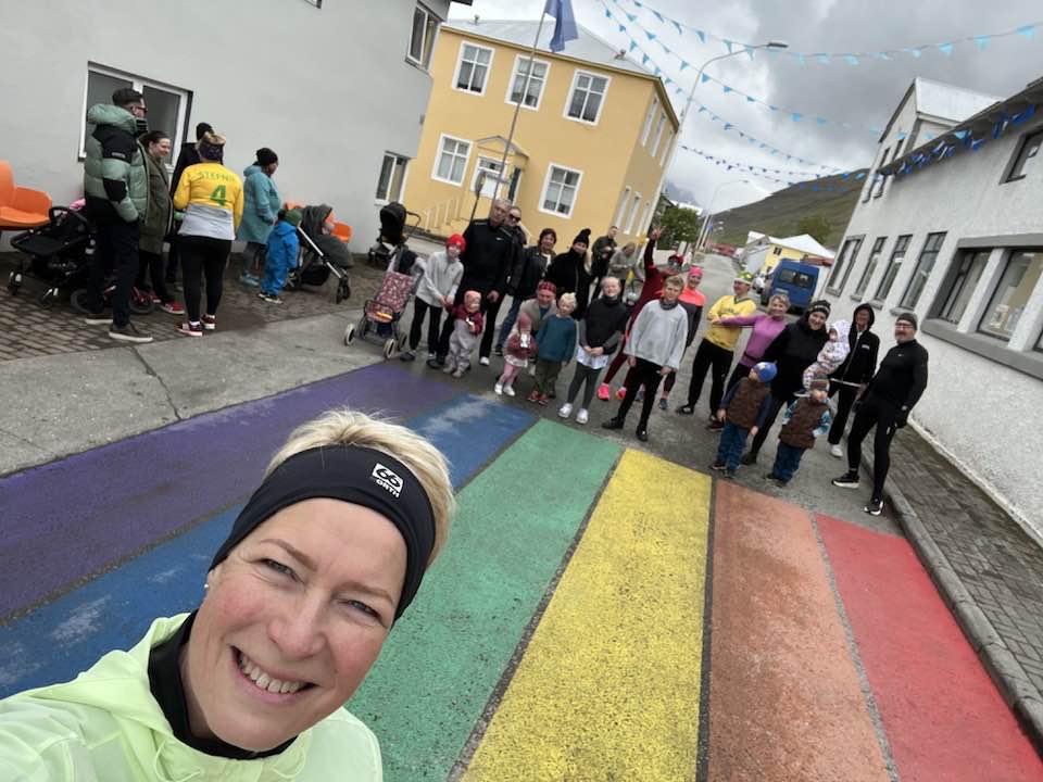 Sjálfa af bæjarstjóra og hópnum sem tók þátt í skokkinu.