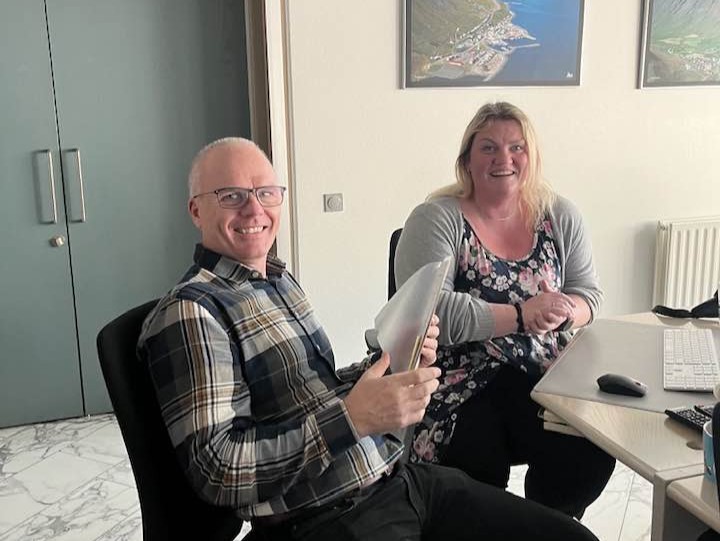 Jóhann Birkir og Helga Þuríður í fundarsal bæjarstjórnar.