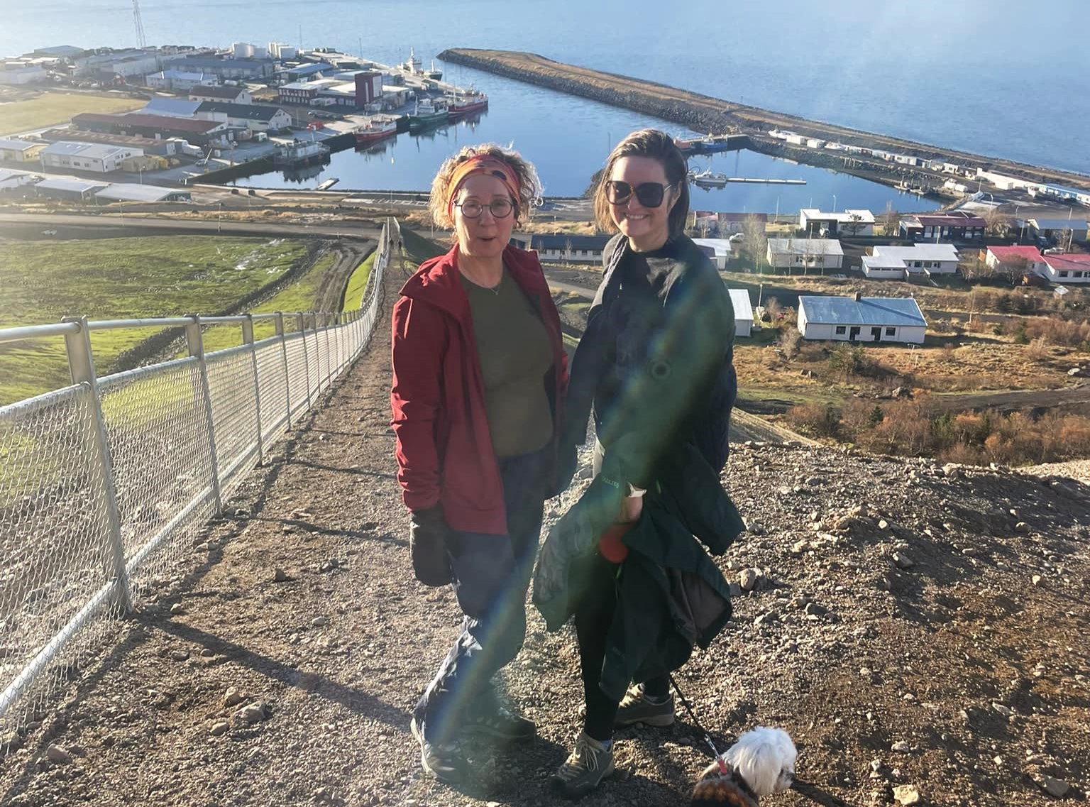 Nanný Arna og Þórdís Sif á göngu á varnargarði ofan Patreksfjarðar.