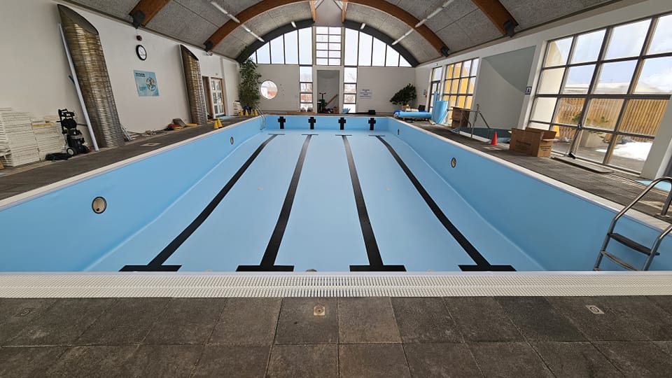 Sundlaugin á Þingeyri eftir viðgerðir.