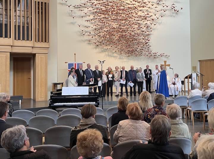 Ísafjarðarkirkja. Söngfólk heiðrað fyrir kórastarf.