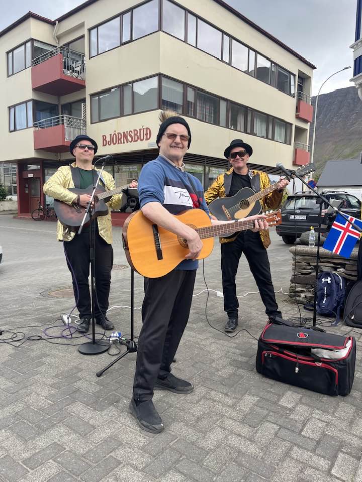 Hljómsveitin Maraþonmenn ásamt Hjalta á Silfurtorgi.